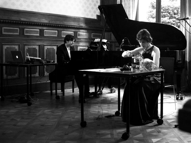 Cora Schmeiser en Dante Boon, 'Song books' in het Goethe Instituut / foto © Arnold Schalks