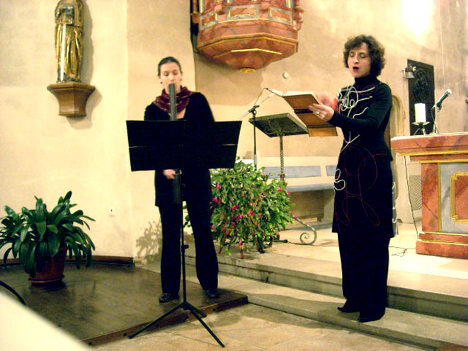 Cora Schmeiser & Lucia Mense, Zeitreise einer Trobairitz, Katholische Kirche Sörgenloch, foto © Arnold Schalks